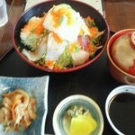 海鮮丼￥８００の内容。