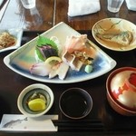 お刺身定食￥８００の内容。