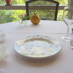 窓側のテーブル席