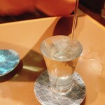 Tamachi tei - こぼれるほど注がれる日本酒