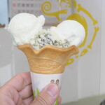島のアイスクリーム屋 トリトン - トリプル（￥900）。エルダーフラワー、玉手箱、大島産島のり。出来立てのジェラートは柔らか！