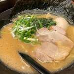 濃厚豚骨ラーメン 特濃屋 - 家系豚骨味玉ラーメン(2023/7)