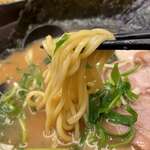 濃厚豚骨ラーメン 特濃屋 - 家系豚骨味玉ラーメン 麺リフト(2023/7)