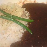 マイヅルカレー - お代わりは\200で。大盛り。玉ねぎといんげんはついてきます。