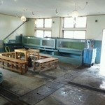 平野鮮魚 - 食事処の入り口から見える生簀。