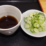 本格さぬきうどん　穂乃香 - 左：継ぎ足し用のぶっかけ出汁　右：別皿で取った、刻みネギ　※2013年9月