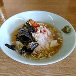 らーめん なが山 - 残ったスープをかけて、お茶漬け風に。