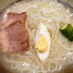 Gyuutan To Wagyuu Yaki Aoba - 冷麺のトッピングは”牛たんチャーシュー”、”茹で玉子”、”キュウリ”、”白髪ネギ”です。