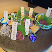 完全個室 しゃぶしゃぶ九 西麻布 本店 - 馬刺し盛り合わせ　