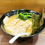家系ラーメン まるみ家 - チャーシューメン