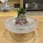 北浜鮨やまの - 北海道産本マグロと玉葱の桜チップ 熊本産青海苔
