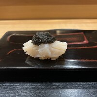 北浜鮨やまの - 貝柱キャビア乗せ握り