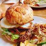 クロコダイル・ダイナー - ハンバーガー・デミきのこ+目玉焼き