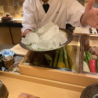 天ぷら 銀座おのでら 並木通り店 - 岩塩を削って天ぷらに