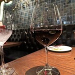 PHUKET ORIENTAL - グラスの赤ワイン