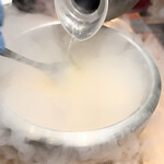 PHUKET ORIENTAL - 液体窒素を使ったイリュージョン マンゴー&バニラアイスクリーム