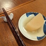 Nikomi Dou Manabe - お通し(380円)シミシミ大根の煮物(2023年8月)