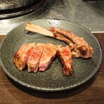 炭焼き 成吉思汗いし田 - 店主がカットしてくれます