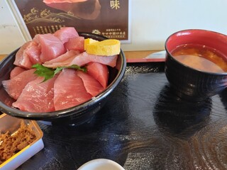 Katsuura Gyokou Nigiwai Ichiba - まぐろ丼