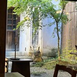 カフェ 叶 匠寿庵 - 喫茶室の窓から見える中庭