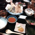 海老助 - 天ぷら定食♪エビの火の通りが丁度よくて、ぷりっぷりで甘かった(*´ω｀*)衣も薄くてサクッサク