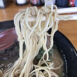 豚骨ラーメン 新井商店 - 麺アップ