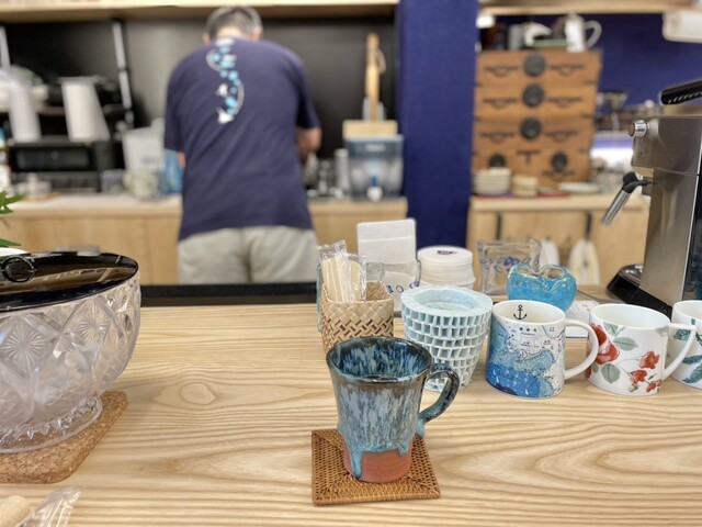 図鑑に囲まれたカフェ』by くいちろりん : CAFE ZU (カフェ ズー