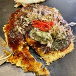 Monja Okonomiyaki Edokko - 牡蠣入りのお好み焼きは牡蠣が8個入っています。