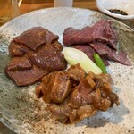 炭火焼肉ホルモン 横綱三四郎 - 手前がトンタン、左奥がレバー、右奥がハツ