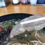 豚骨ラーメン 新井商店 - 肉の味を十分に感じるチャーシュー