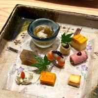 寿司 はせ川 心斎橋本店 - 前菜
                    皮鯨もずく　海老キャビア　茄子うるか味噌
                    厚焼玉子 合鴨芽葱巻き　黄金チーズ
                    玉蜀黍真丈　鮑煮凍り　マスカット白和え