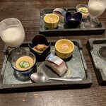 とっくり - 付出し。ウニだのバッテラだの冷スープ他。