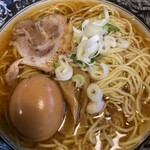 らぁめん 支那虎 - 鶏油煮干し醤油(たまごのせ)