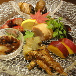 新中国料理 HARAKAWA - 前菜盛り合わせ・・・上から時計回りで・・・バイ貝・ピータン・薩摩芋旨煮・ワカサギ揚げ・水蛸・チャーシュー・・・中央は・蒸し鶏・焼き茄子煮こごり