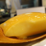 新中国料理 HARAKAWA - 濃厚マンゴープリン・・・上がソースで下がプリン・分かります！？