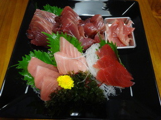 Tsukiji Nakajima Suisan - 自宅でクロ鮪と鰹を持ってみました。旨そうでしょ？