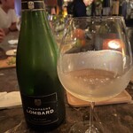 Wine & Bar Chinon - シャルドネ80のピノ20です