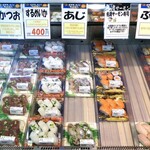 Kakujougyorui - 寿司類の並ぶ冷蔵ショーケース