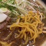 札幌麺屋 美椿 - 醤油ラーメンの麺をアップで