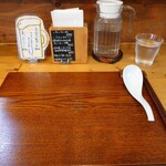 Ramen FeeL - お盆で丁寧に提供されます。