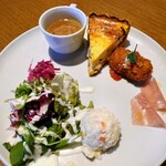 RISE ON CAFE - 自家製キッシュプレートをBセットで(1,500円＋好きなキッシュを選んで合計から100円引き)