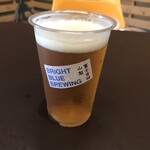 BRIGHT BLUE BREWING - ドリンク写真:サマーセゾン。華やかさと喉越しの良さはありながら、ちゃんと喉への引っかかり(余韻)は程よくあり。スタートの一杯として十二分な美味さ☆