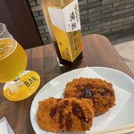 びあマ亀戸 - 肉の大山から、ハムカツ200円とメンチカツ250円　注文後調理のため出来上がりアツアツ　これ持ち込み（というか持ってきてくれる）可とはズルいレベル。大山特製タレも完備。