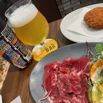 びあマ亀戸 - 肉の大山からビーフ生ハム1600円とコロッケ200円とのコラボ。　缶はアメリカのIPA1050円、開栓料＋220円で店内でも飲めます。