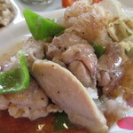 Kafe Yuru Rifu - プレートのメインは、鶏もも肉うめカツオ味。