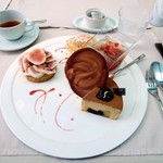 アルチザン・パティシエ・イタバシ - 新作ケーキの３点盛り合わせ。