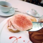 アルチザン・パティシエ・イタバシ - 上部には厳選された、生の無花果がありました。