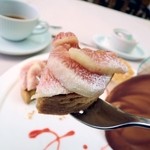 アルチザン・パティシエ・イタバシ - タルトは、切れ目が入っていたので、食べやすかったです。下には、無花果のドライがありました。