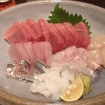 Jinguumae Mokuchi - 刺身盛合せ。
                        旬の秋刀魚から生タコまで充実。