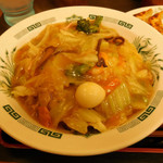 日高屋 - ...「五目中華丼（560円）+大盛（100円）」、ライス大盛（0円/モリモリサービス券）使用不可。